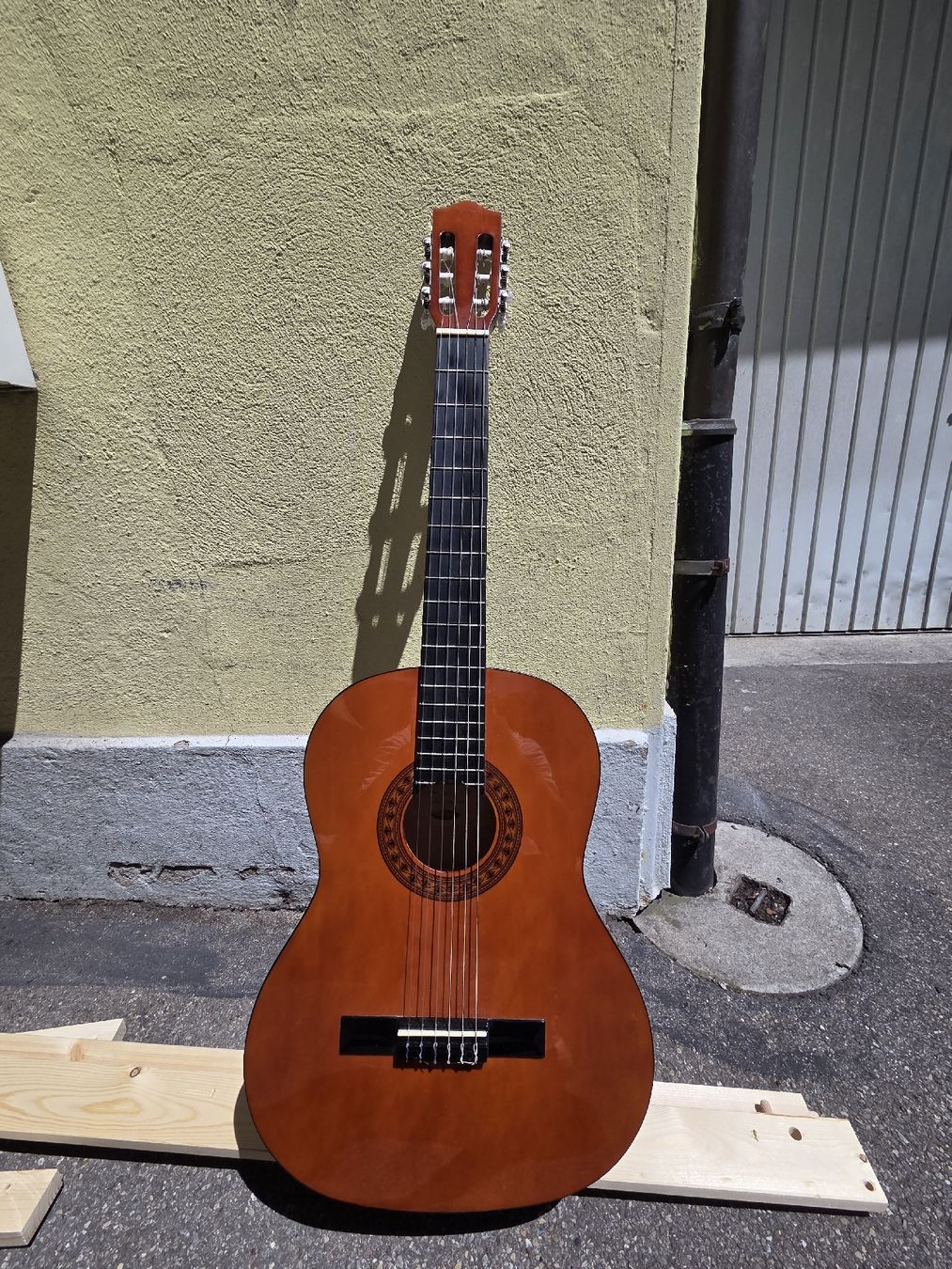 Strumenti musicali: Stagg Handgemachte Akoustikgitarre – Usato da Zürich venduto da tpwa