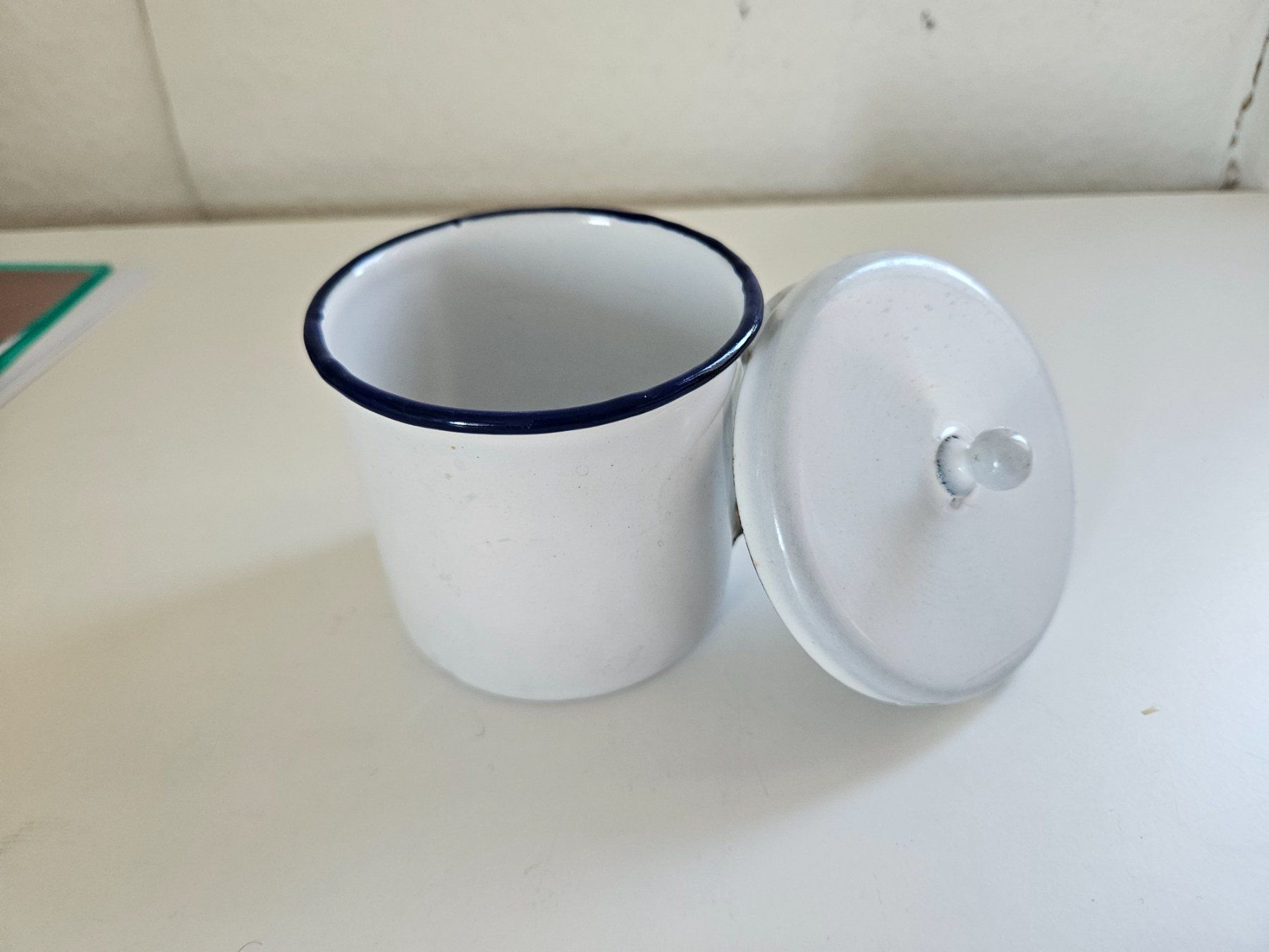 Ciotole: Emaille Spuck-Napf mit Deckel antik – Usato da Urdorf venduto da Colina 4