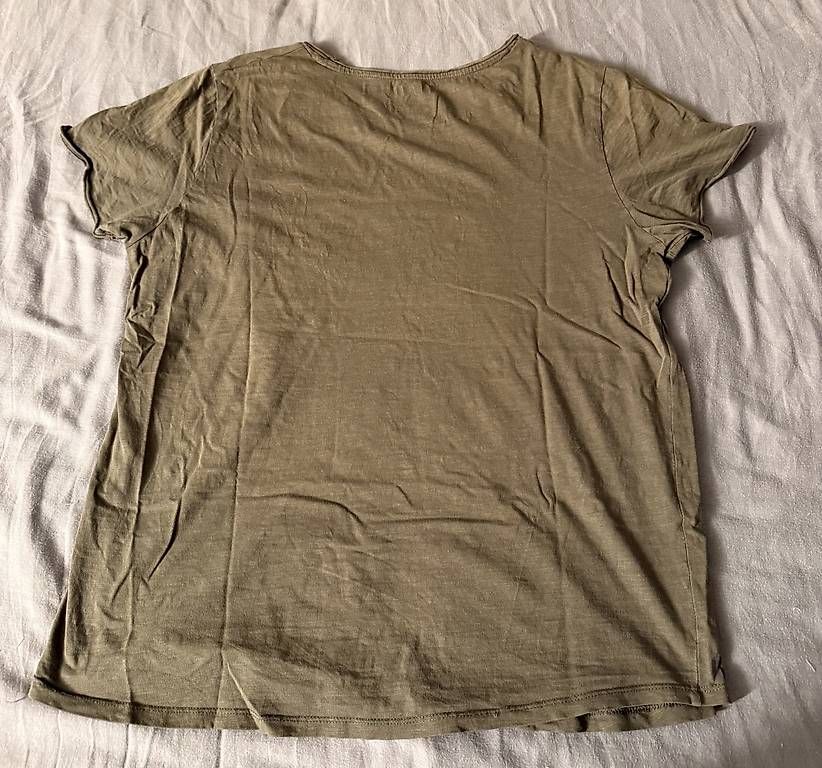 T-Shirts: Olivgrünes T-Shirt mit Brusttasche  – Gebraucht aus Wädenswil von dom_pz5d 4