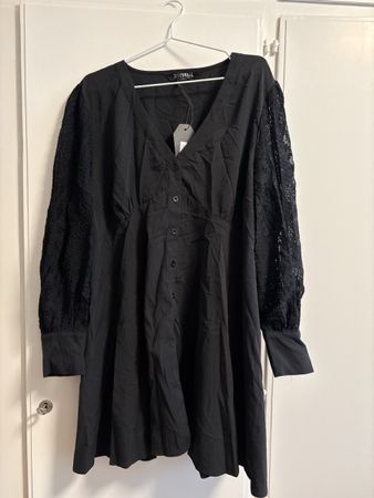 Schwarzes Kleid mit Spitze, Disturbia, UK 20 / EU 48, Neu