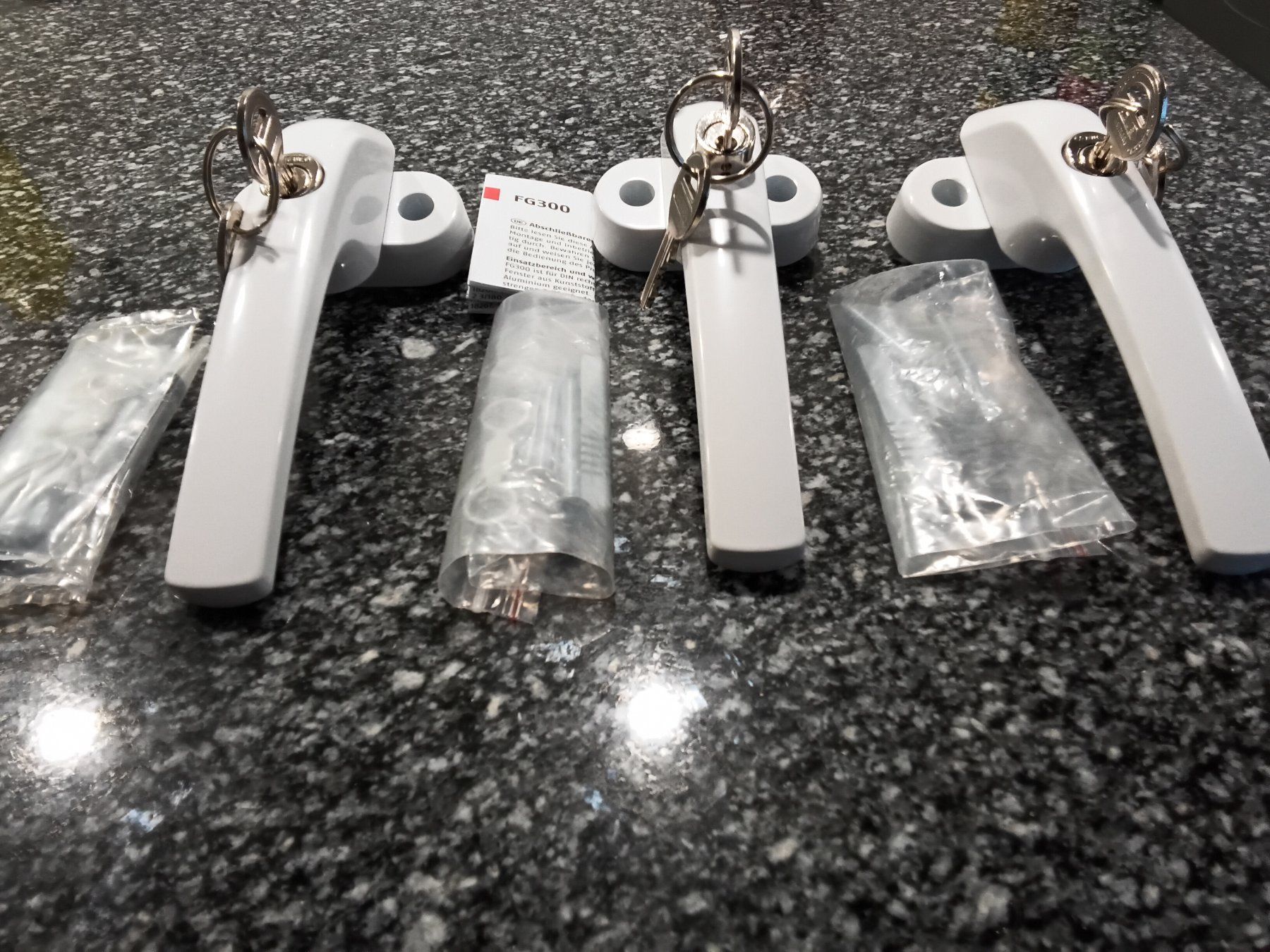 Ferramenta: 3er-Set Abus Fenstergriff GF300 weiss – Nuovo (secondo la descrizione) da Küsnacht ZH venduto da UrBaRo 2