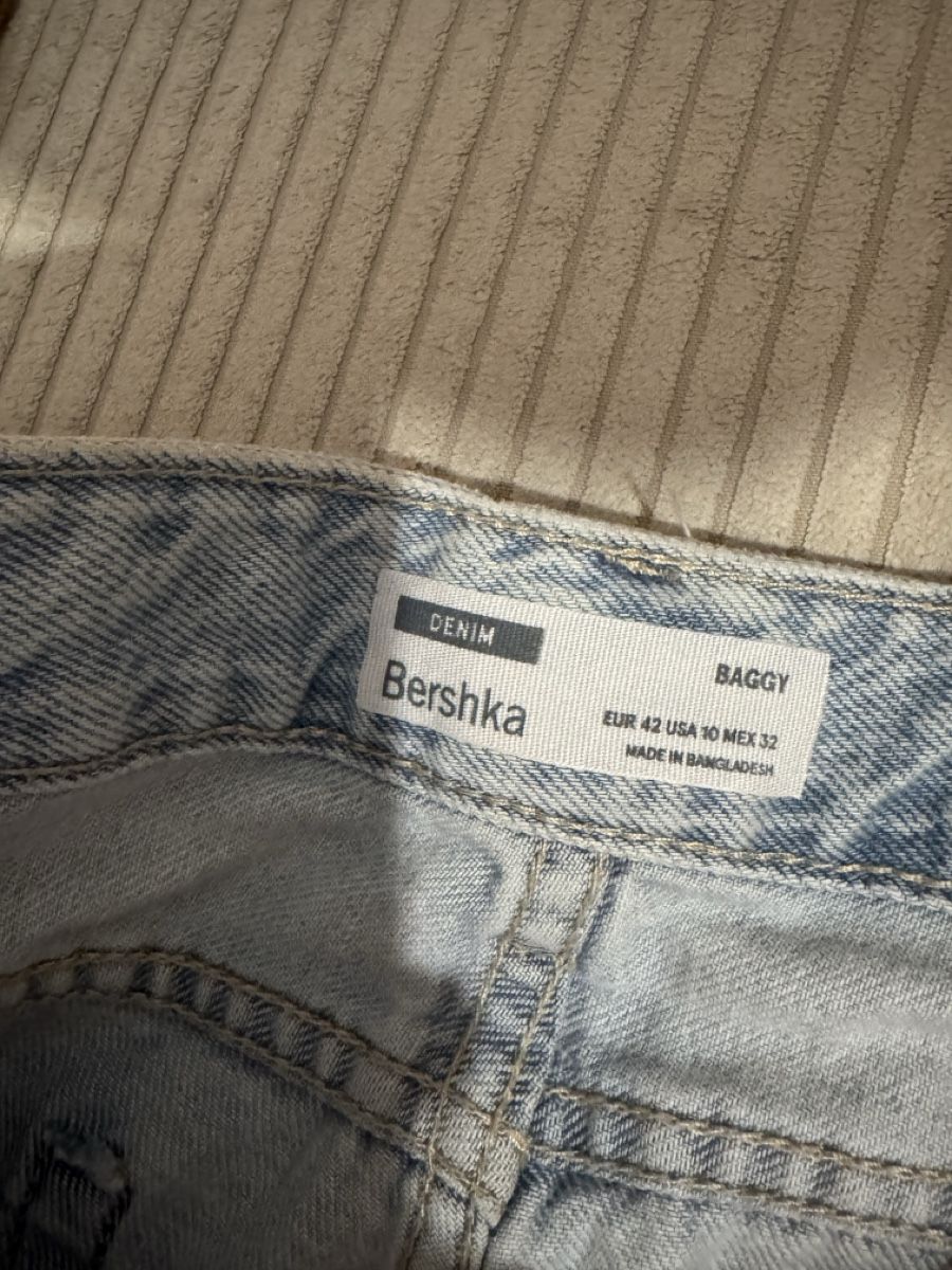 Bershka Jeans: Baggy Jeans Grösse 42 hellblau – Nuovo e nell'imballaggio originale da Fischbach-Göslikon venduto da Swissbrocki22 2