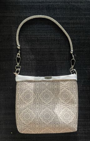 Tasche mit Muster und Strass-Henkel neuwertig 25cm