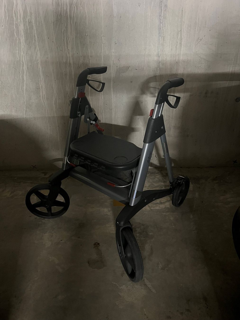 Aides à la marche: Rollator Active – D'occasion à Bülach par Telemani 2
