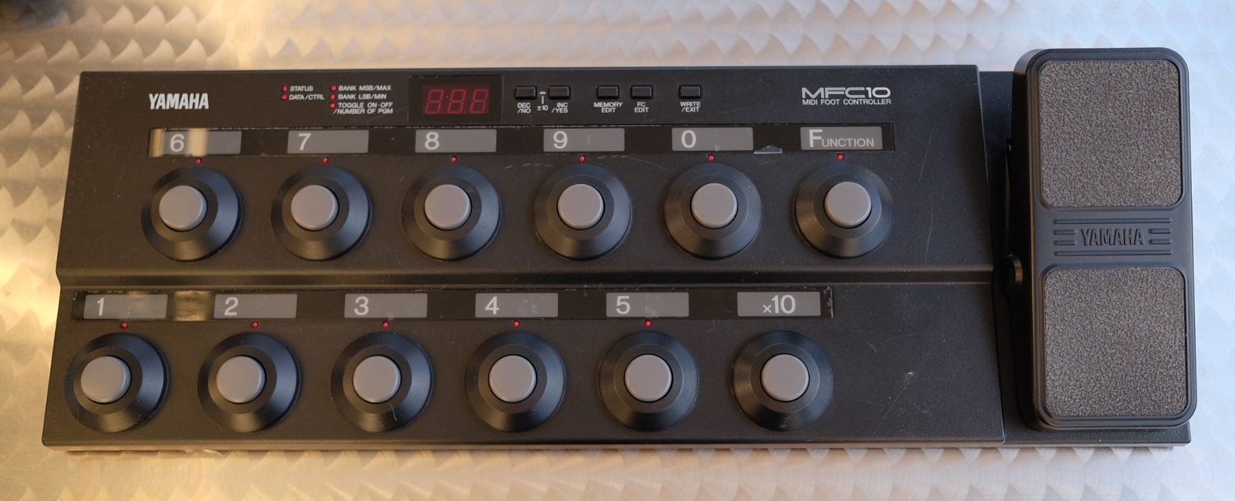 Strumenti musicali: Yamaha MFC-10 MIDI Foot Controller – Usato da Basel venduto da PondstreetStudios