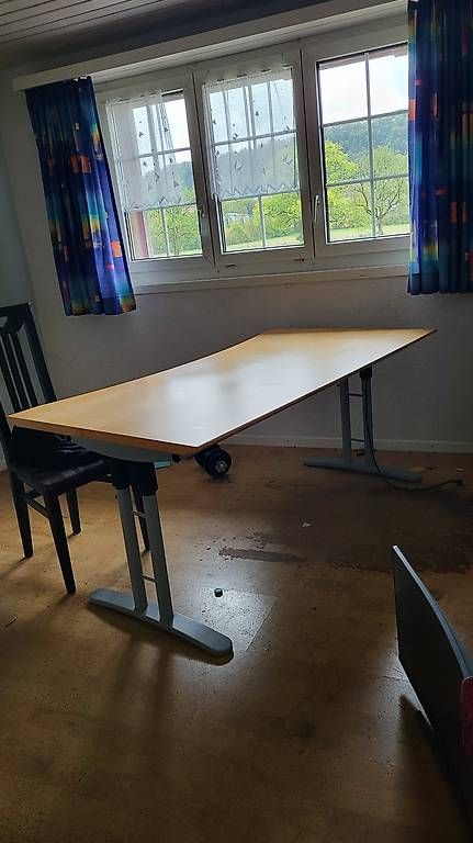 Schreibtische: Schreibtisch mit Holzplatte – Gebraucht aus Neftenbach von rasen07