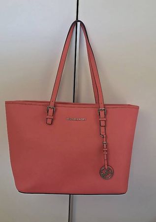 Neuwertige Michael Kors Jet Set Travel Tasche in Coral