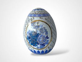 Porzellan-Ei mit Goldverzierung und blauen Rosen