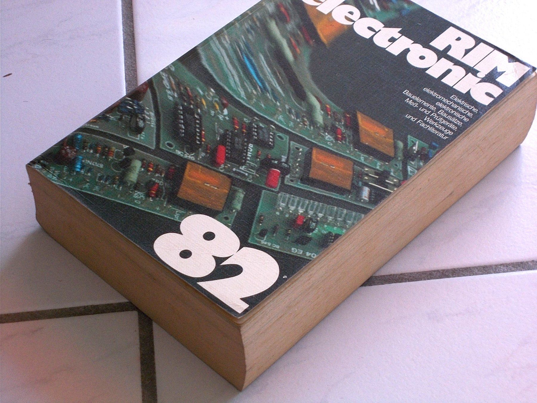 Libri: RIM-electronic Jahrbuch-Katalog 1982 – Usato da Zwingen venduto da Celerio100 1