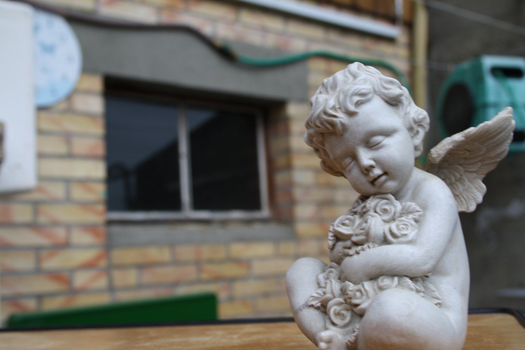 Statuette: ENGEL ENGELSFIGUR MIT ROSEN – Usato da Wauwil venduto da Pneuedy 6
