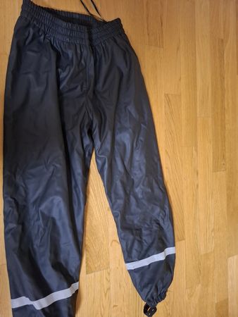 Regenhose Kinder schwarz gefüttert Grösse 134 Zustand gut