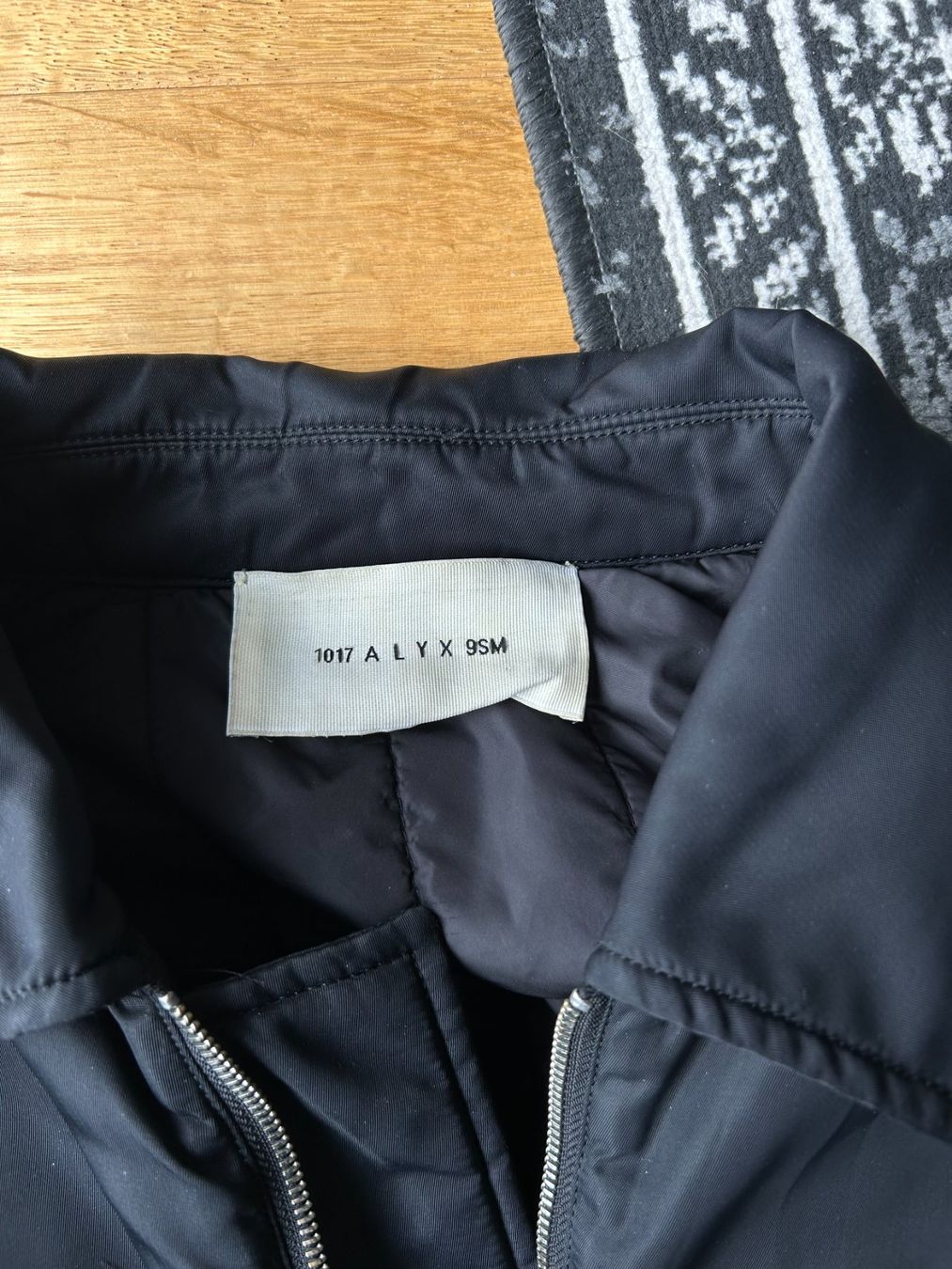 Giacche: 1017 ALYX 9SM Schwarze Bomberjacke – Usato da Fehraltorf venduto da leonlohrer 1