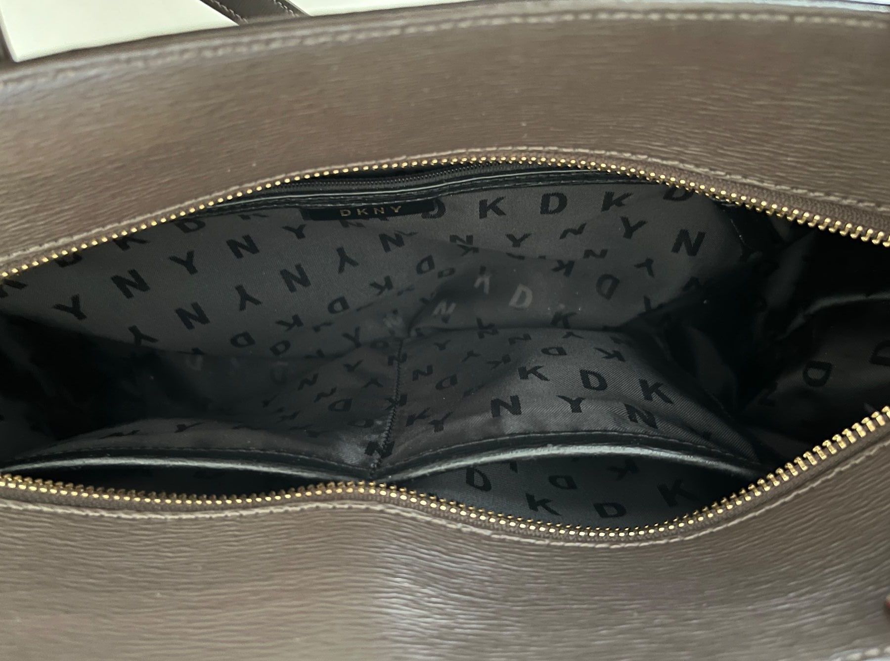DKNY Borse da donna: Handtasche/Shopper DKNY braun mit Monogramm – Nuovo (secondo la descrizione) da Burgdorf venduto da wiwy51 3