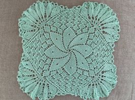 SPITZENDECKCHEN   HANDARBEIT   HANDGESTRICKT  MINT-GRÜN