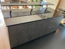 Ilot central cuisine, granit shiva black, meubles anthracite