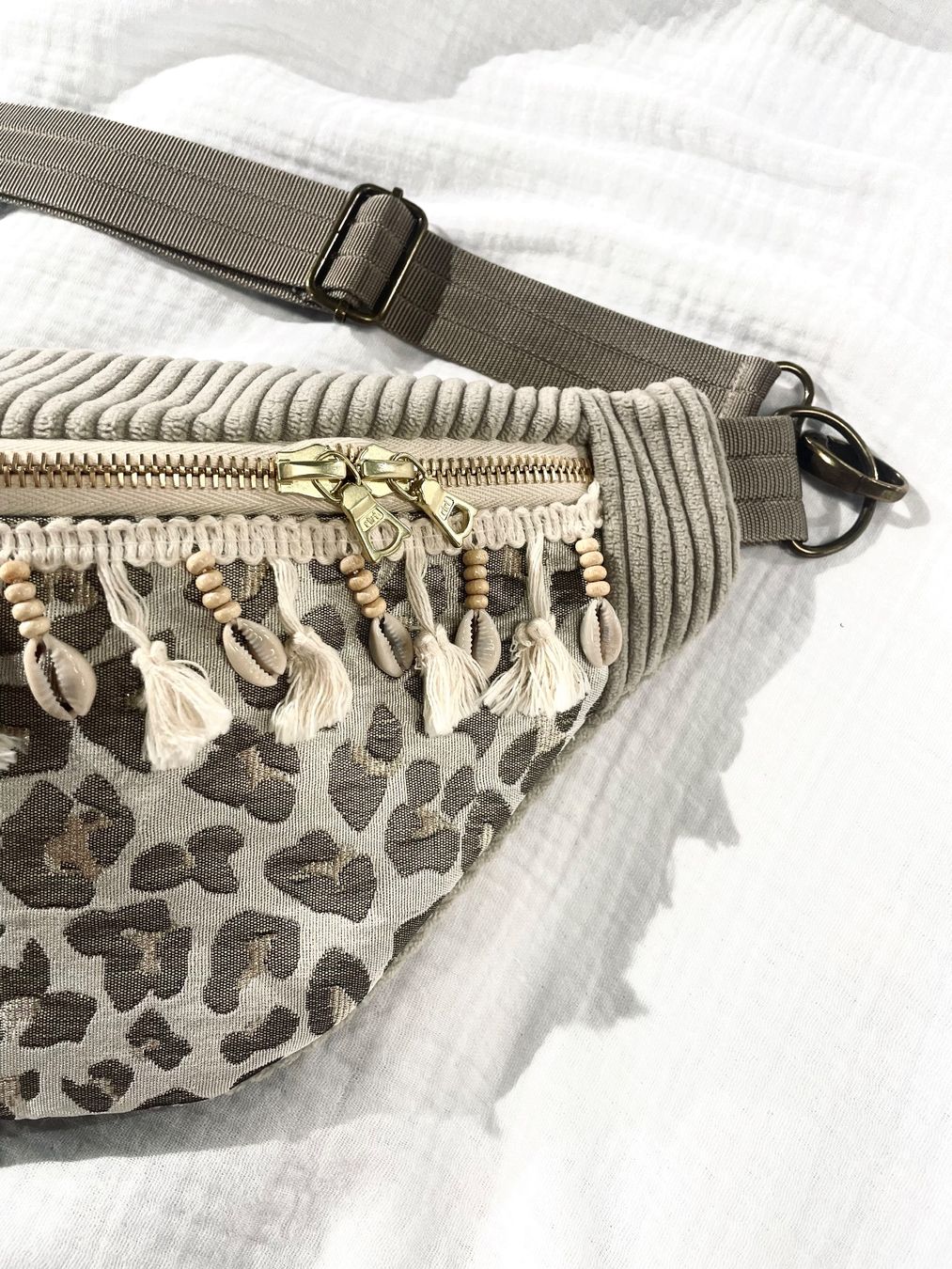 Borse da donna: Swiss Handmade Boho Bauchtasche mit Muscheln – Nuovo e nell'imballaggio originale da Kriens venduto da p_ART_rizia 2