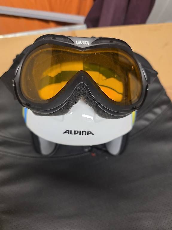 Caschi: Skihelm Alpina mit Skibrille – Usato da Langnau am Albis venduto da Sadisanto