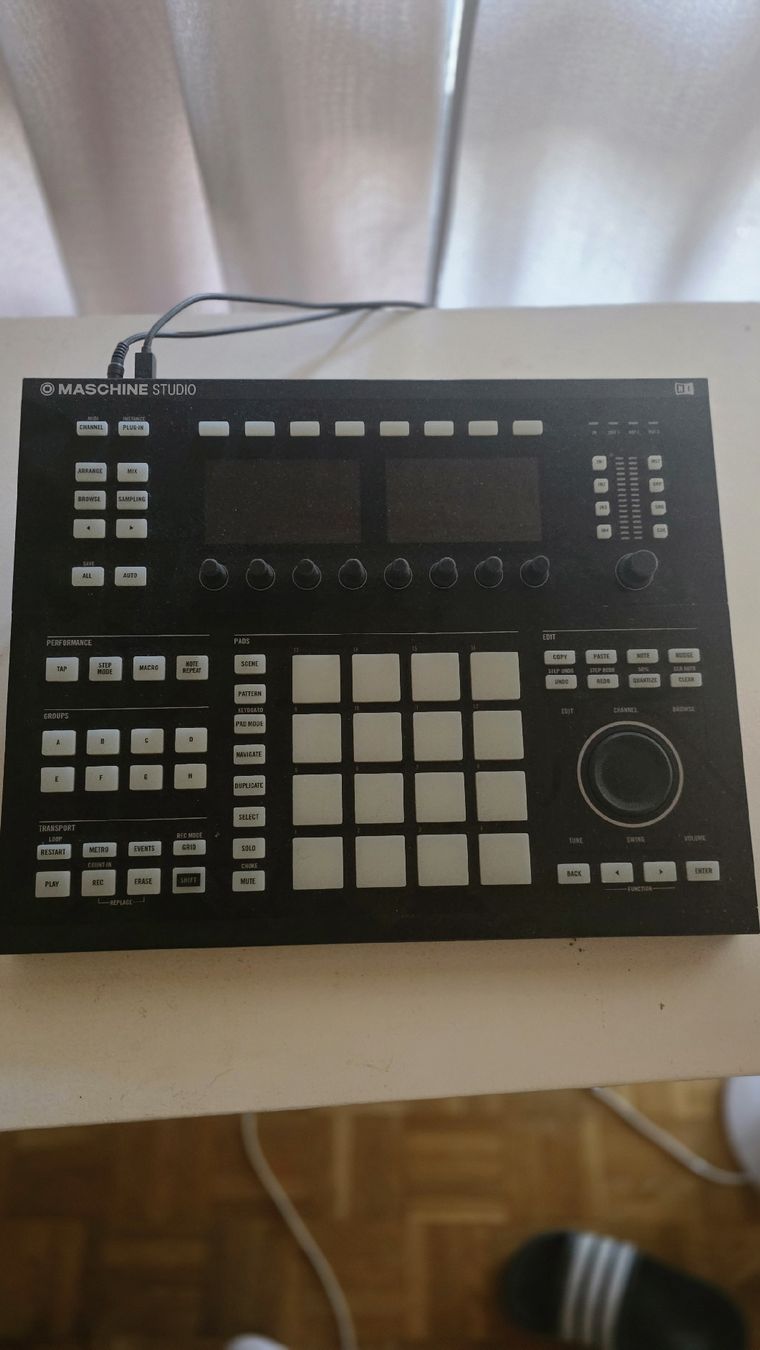 Native Instruments Console di mixaggio: Native Instruments Maschine Studio Controller schwarz – Nuovo (secondo la descrizione) da Kloten venduto da dineroflow