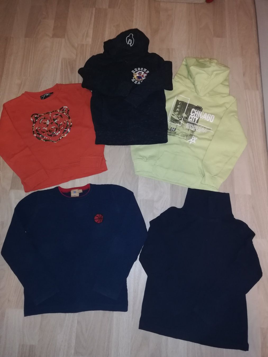 Kleiderpakete & -sets: Lot: jeans, salopette, pulls à longues manches – Gebraucht aus Biel/Bienne von Sikosi 1