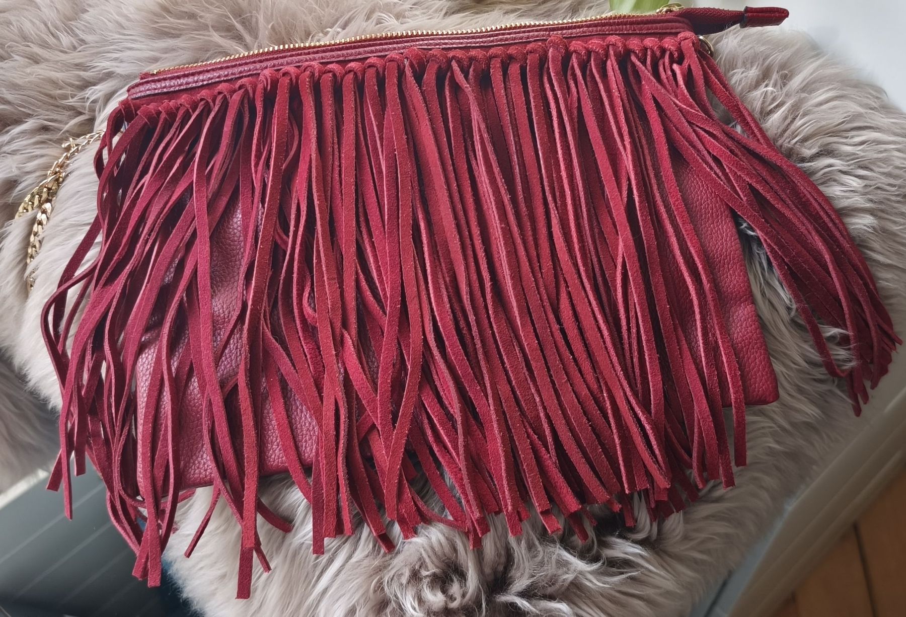 H&M Taschen für Damen: Rote Wildleder Umhängetasche mit Fransen – Neu (gemäss Beschreibung) aus Fribourg von swi_b7rt