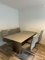 Wunderschöner Esstisch in beige mit passenden 6 Lederstühlen
