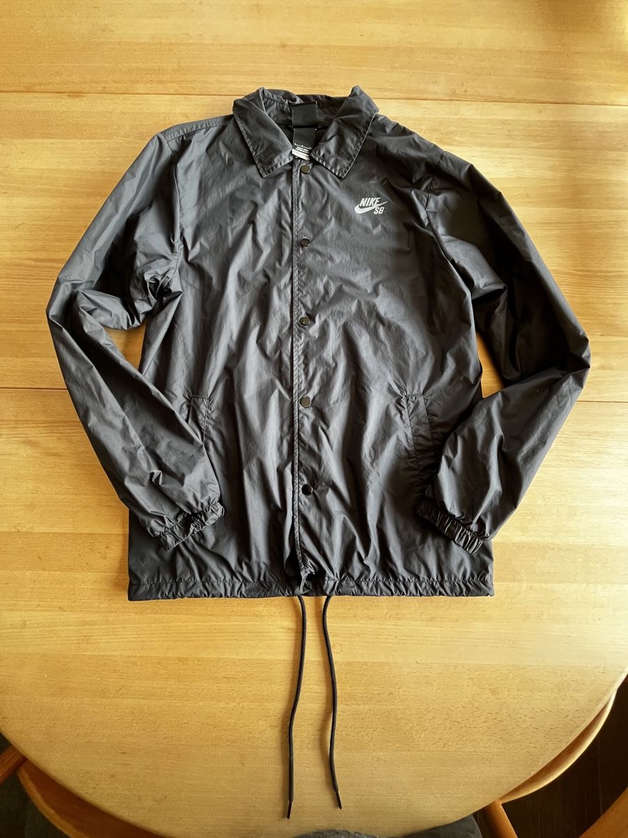 Nike Giacche: Nike SB Coach Jacke Gr. S – Usato da Kirchdorf BE venduto da Noa_