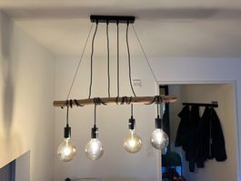 Hängelampe mit Holzbalken – 4-flammig, höhenverstellbar