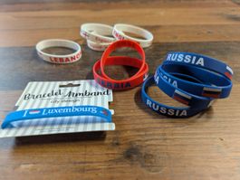 Armbänder und Armbänder und Aufnäher mit Landesflaggen