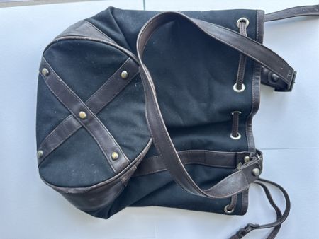 En Soie Bucket Bag in Schwarz mit olive Karo-Innenfutter