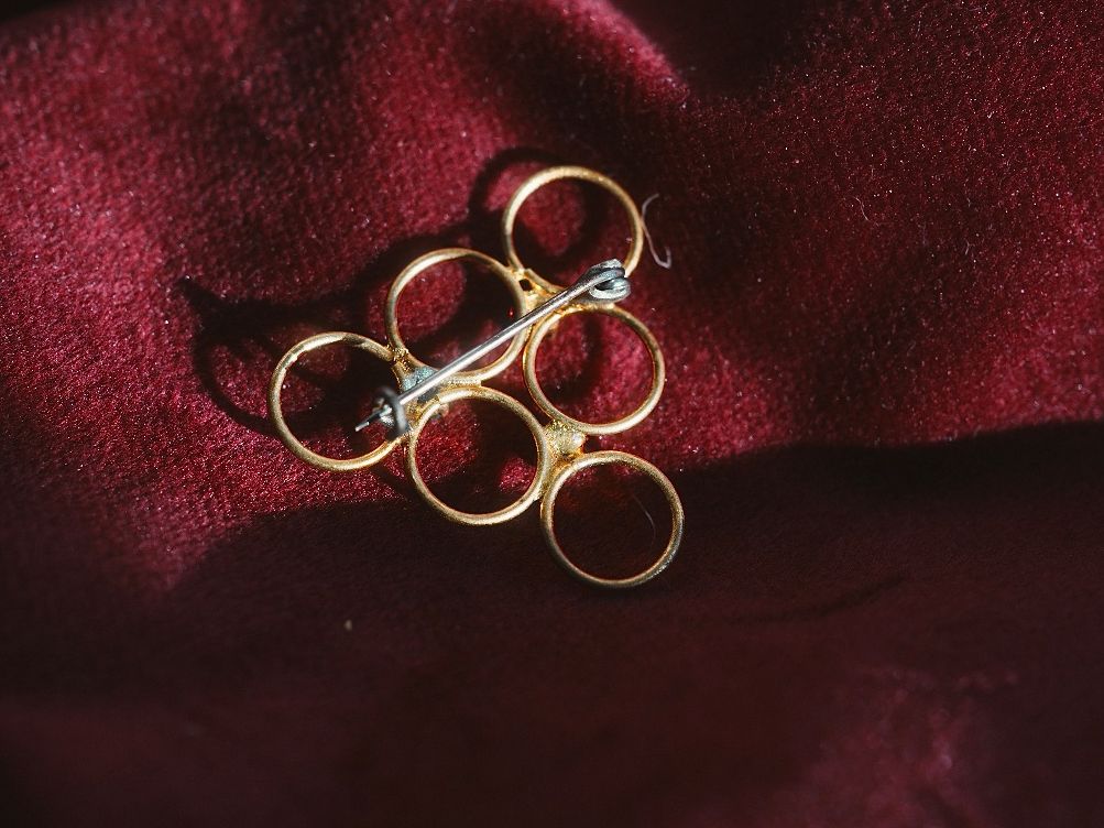 Broches & Aiguilles: Abstrakte Vintage-Brosche mit Ringmotiv – D'occasion à Volketswil par HeredisAntiques 1