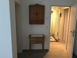 Tischlein mit Dartschrank
