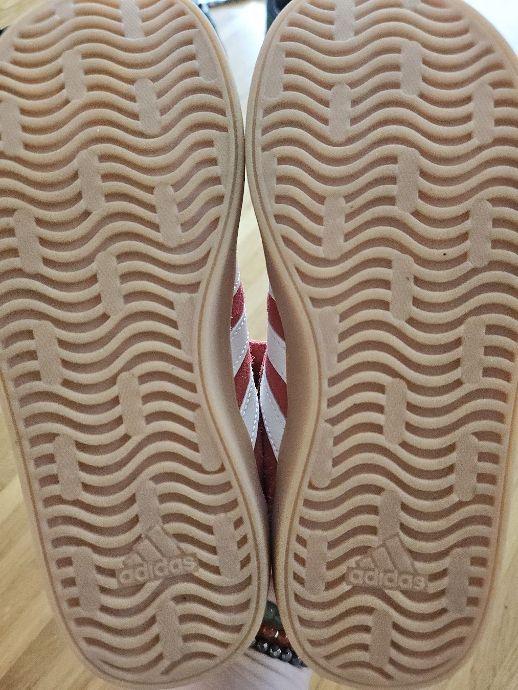 Adidas Herrenschuhe: NEUE Adidas Kinder Turn- oder Hallenschuhe Gr. 30.5 Coralrot – Neu und originalverpackt aus Rapperswil SG von dslemer 6