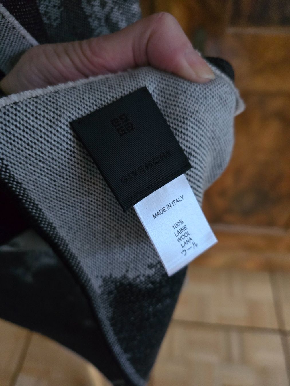 Givenchy Foulard & Sciarpe: Givenchy Schal – Nuovo (secondo la descrizione) da Bottmingen venduto da sandy_2 4