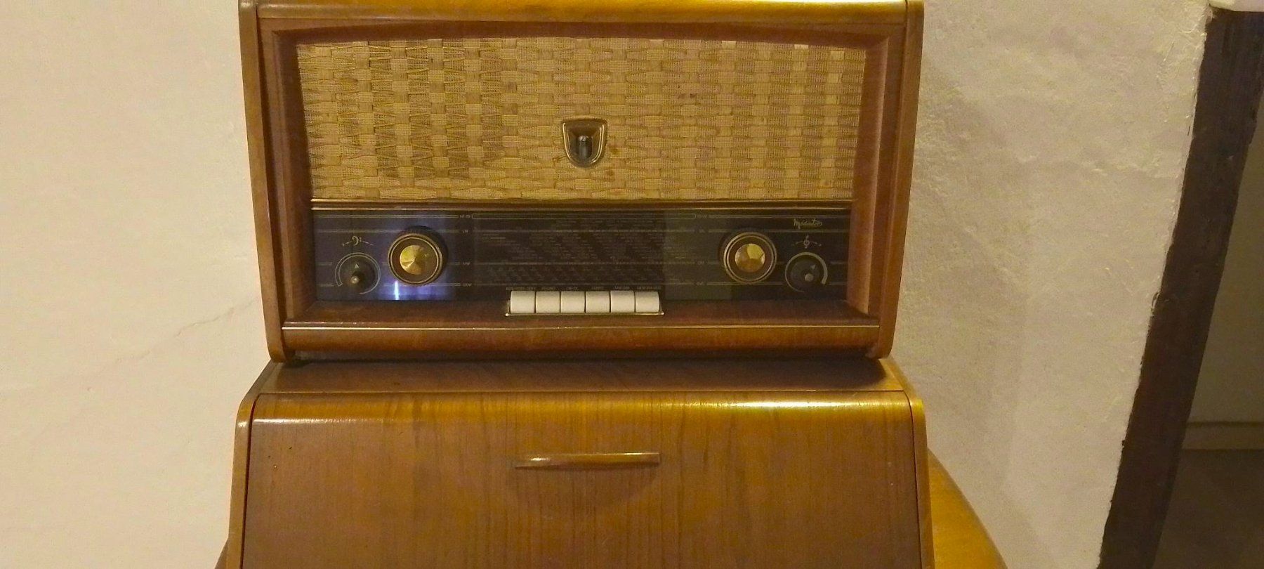 Radio: Radio antica con giradischi – Usato da Gorduno venduto da abiancaneve 1