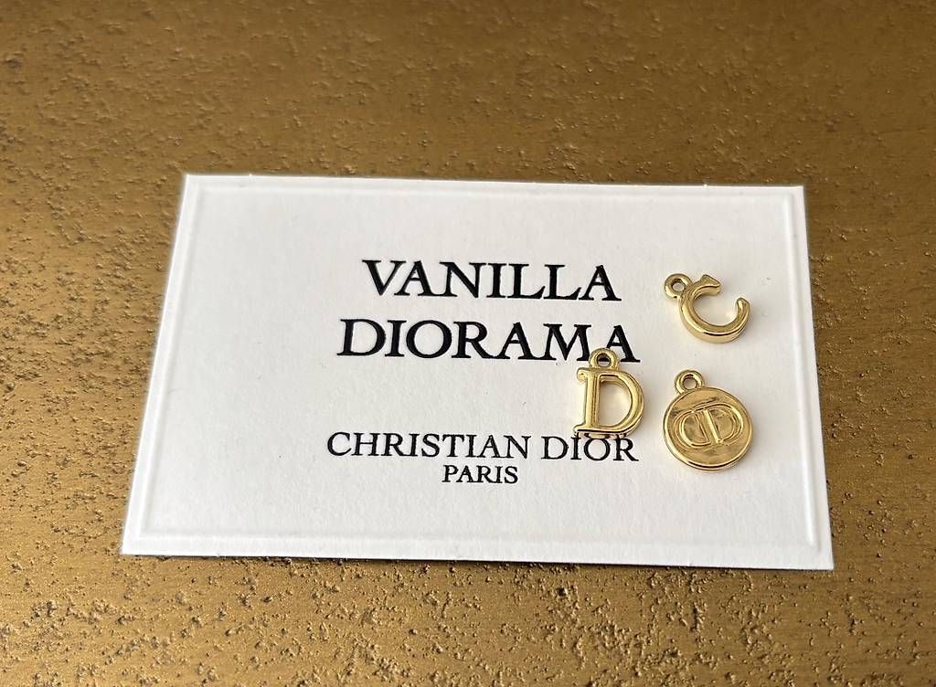 Dior Anhänger: Pendentifs Christian Dior – Neu (gemäss Beschreibung) aus Arbaz von CicciStore