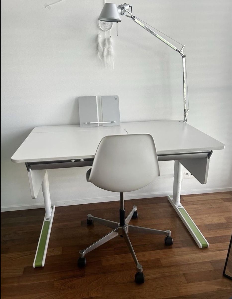 Schreibtische: Schreibtisch mit Lampe – Defekt aus Hergiswil NW von SL.Bernales