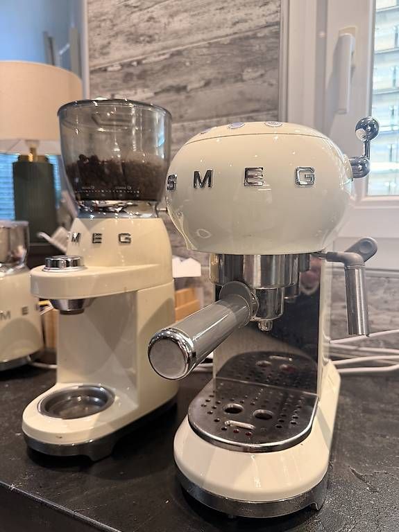 Kaffeemaschinen & Espressomaschinen: Machine à café SMEG + Moulin à café – Gebraucht aus Grandson von vik9