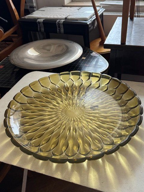 Piatti di portata: Plat Kartell en plexi vert olive – Usato da Zürich venduto da catherinegisele