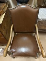 Fauteuil en bois avec assise et dossier en cuir marron