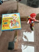 Boy on bike jouet des années 50
