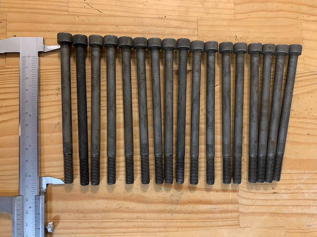 Tutti gli attrezzi: 17 Zylinderschrauben mit Innensechskant M8 x 120 – Usato da Zofingen venduto da zofredam