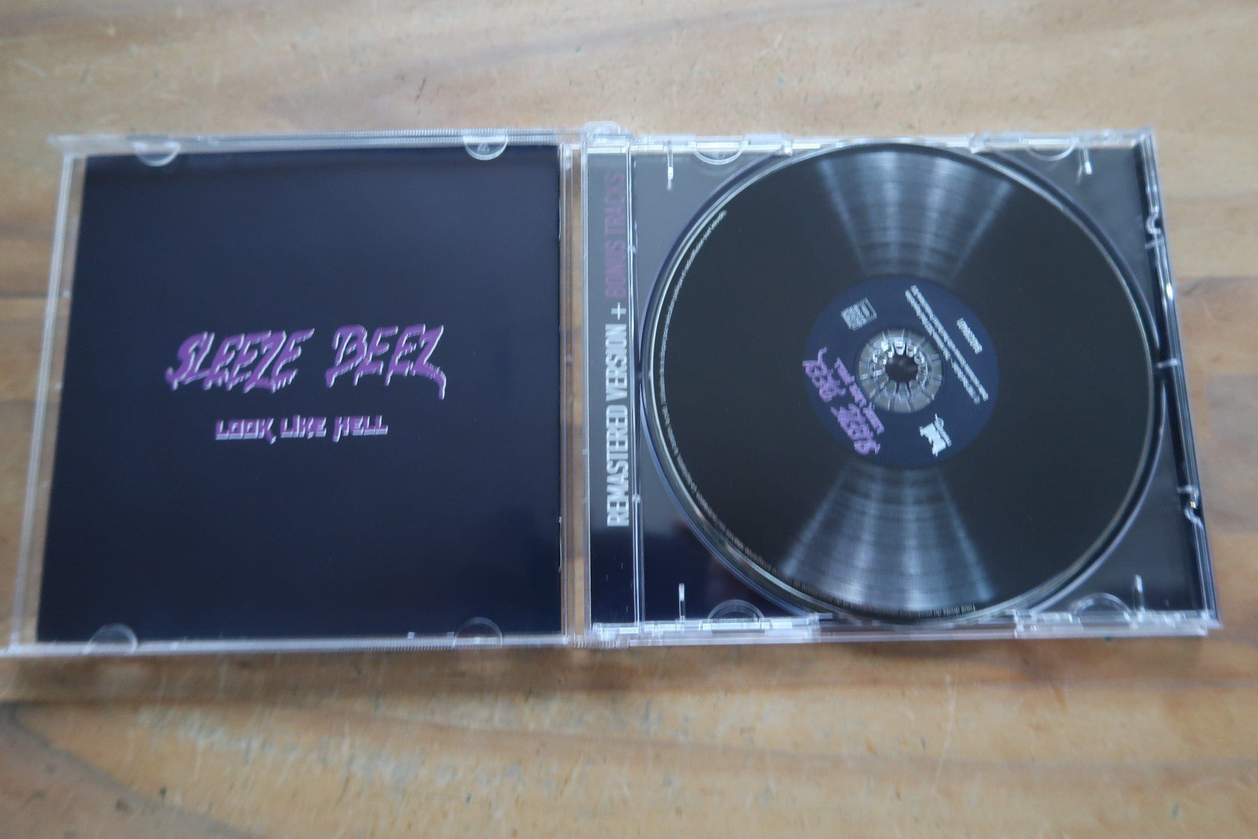 CDs: SLEEZE BEEZ - LOOK LIKE HELL - BONUS TRACKS - CD – Gebraucht aus Basel von  3