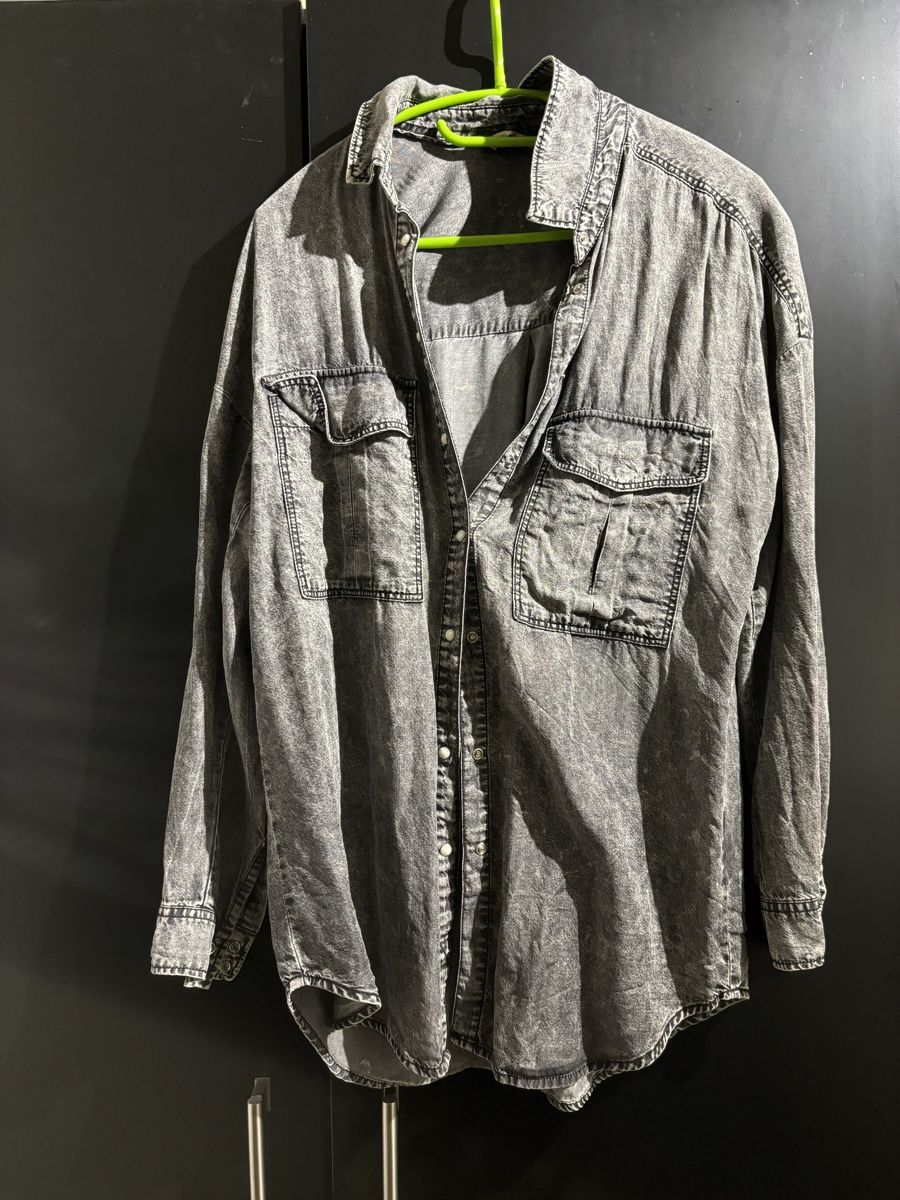 Bershka Camicette: Bluse im grauen Jeanslook Grösse S – Usato da Baden venduto da peace_bluemli