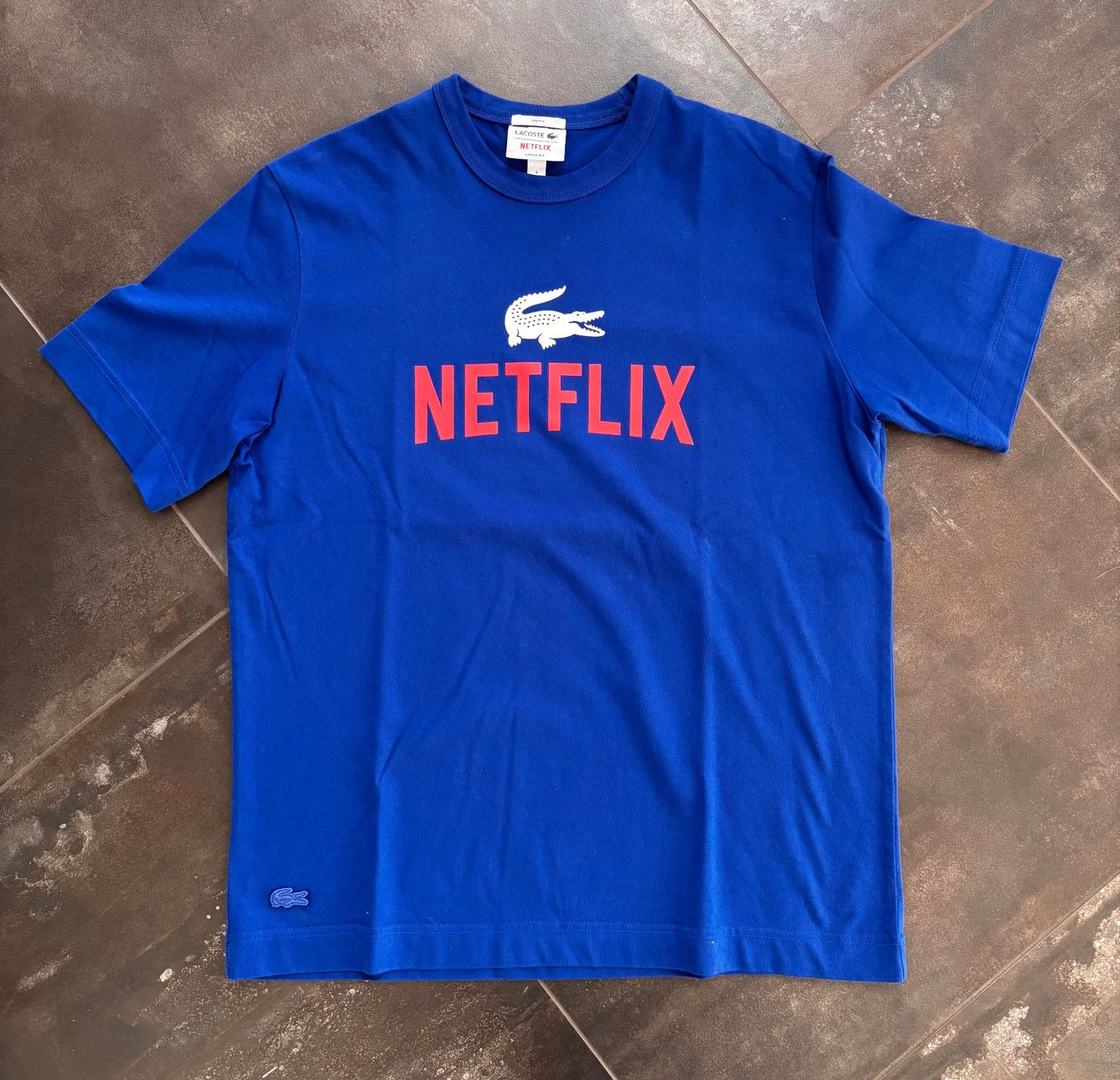 T-shirt: T-shirt Lacoste Netflix bleu taille S – Nuovo (secondo la descrizione) da Matran venduto da val_2vm6