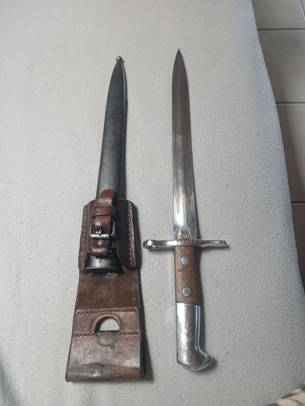 Schweizer Armee Armi bianche: Baïonnette avec fourreau en cuir – Usato da Corcelles-Payerne venduto da evalyne 3