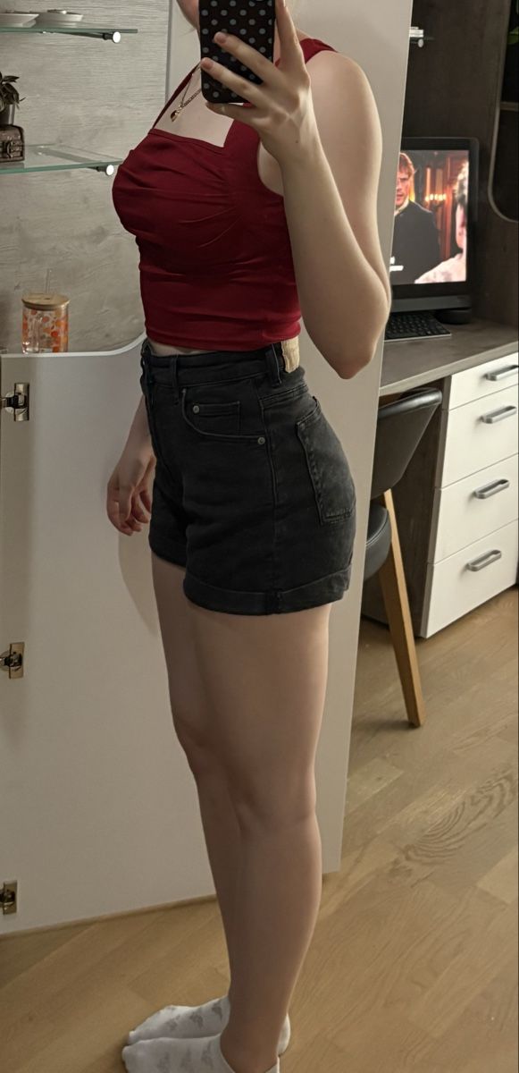 H&M Hosen: Schwarze Jeans Shorts  – Gebraucht aus Laufenburg von emi_fnw9 1