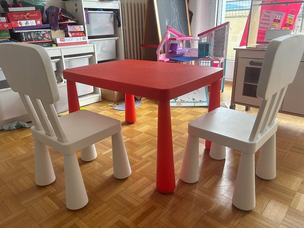 Set di tavolo e panche: IKEA Kids Table and Chairs – Usato da Genève venduto da dcl_7j5w