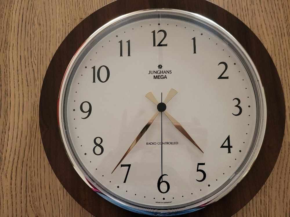 Wanduhr "Junghans Mega" Radio Controlled/Funkuhr Kaufen auf Ricardo