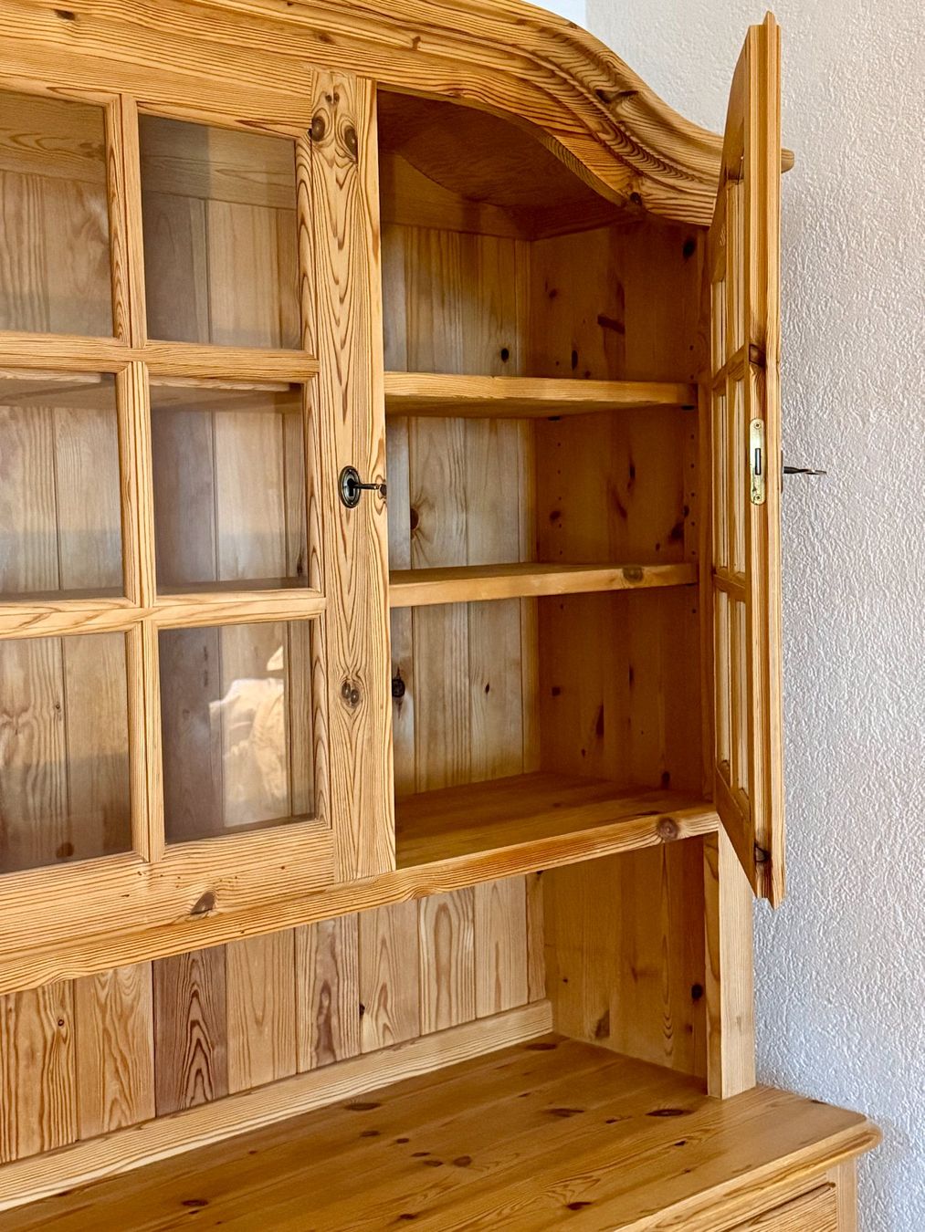 Buffets: Grosses Buffet aus massivem Kieferholz – D'occasion à Tschingel par holyhopper 2