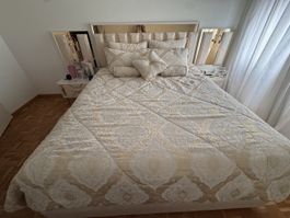 BETT, KLEIDERSCHRANK MIT SPIEGEL UND SCHMINKTISC
